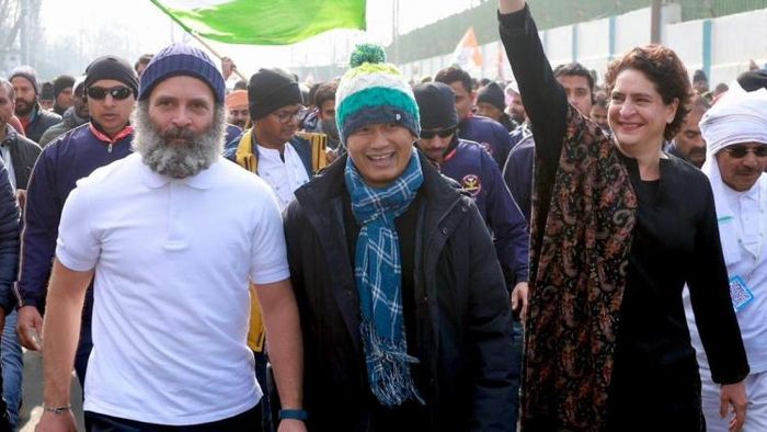 Sikkim: Baichung Bhutia meets Rahul Gandhi in Srinagar during Bharat Jodo Yatra ; discusses ILP issues
