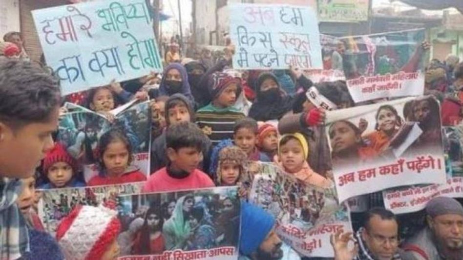 Supreme Court stays demolition drive in Uttarakhand, says ‘cannot uproot 50,000 people overnight’ Supreme Court stays demolition drive in Uttarakhand, says ‘cannot uproot 50,000 people overnight’
