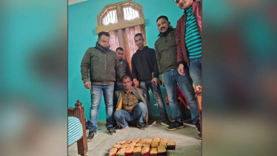Assam: Police seize huge quantities of illicit heroin worth Rs 2 crore from Guwahati lodge, one held Assam: Police seize huge quantities of illicit heroin worth Rs 2 crore from Guwahati lodge, one held