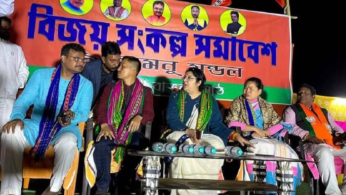 BJP MP Locket Chatterjee (Centre)