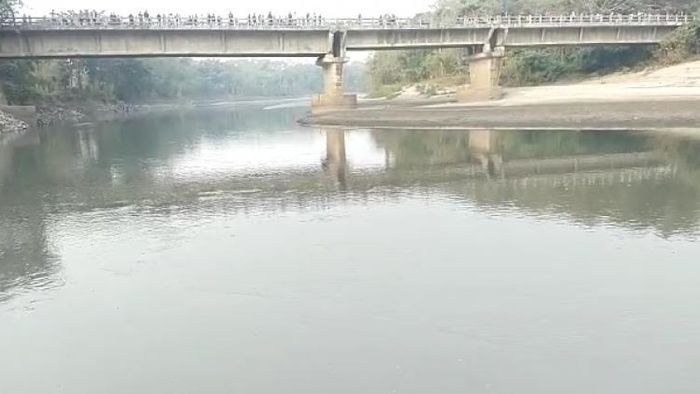 Mother jumps into river with 2 sons in Aathgaon ; one child rescued