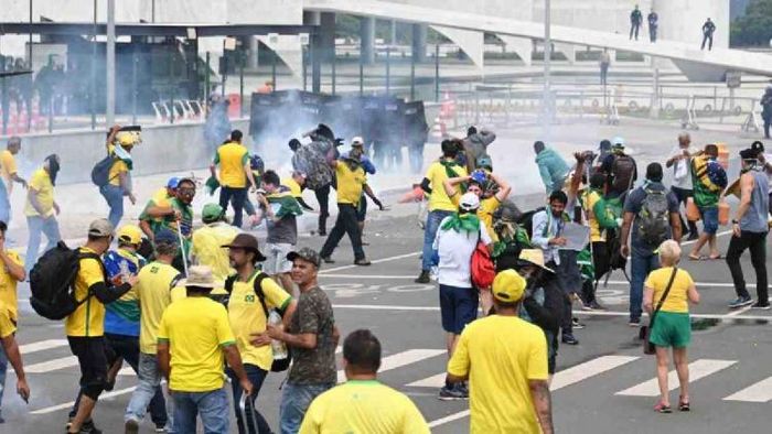 At least 3000 pro-Bolsonaro supporters invade Congress presidential palace