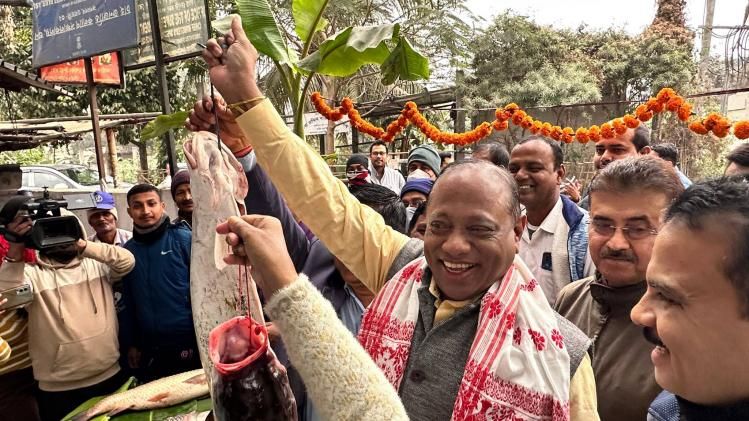 Parimal Suklabaidya inaugurates retail fish selling outlet