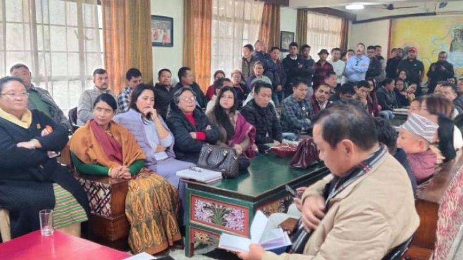 Sikkim: SKM holds emergency meeting at Rangpoo guest house ; condemns Poklok-Kamrang violence Sikkim: SKM holds emergency meeting at Rangpoo guest house ; condemns Poklok-Kamrang violence