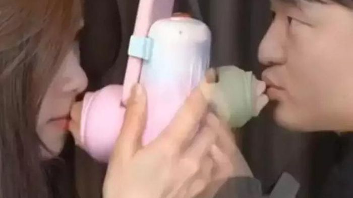 The device was a small, heart-shaped gadget that users could attach to their mobile devices