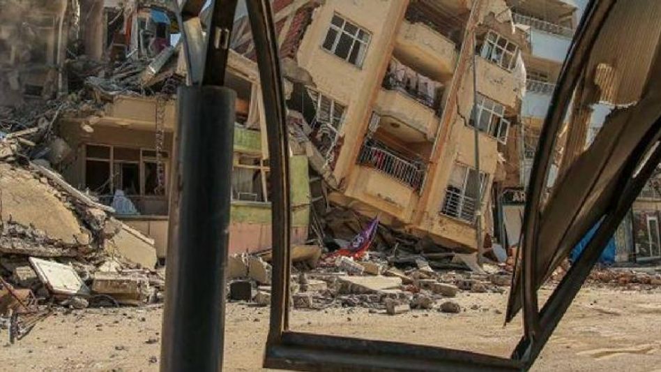 Magnitude 5.6 quake hits Turkey; more buildings collapse Magnitude 5.6 quake hits Turkey; more buildings collapse