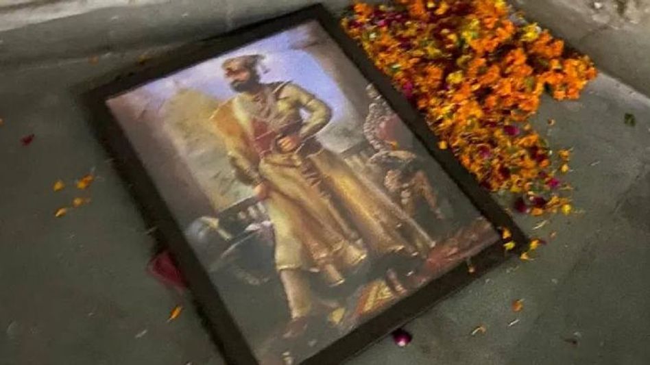 ABVP accuses Left-wing workers of vandalizing Chhatrapati Shivaji Maharaj's portrait ABVP accuses Left-wing workers of vandalizing Chhatrapati Shivaji Maharaj's portrait