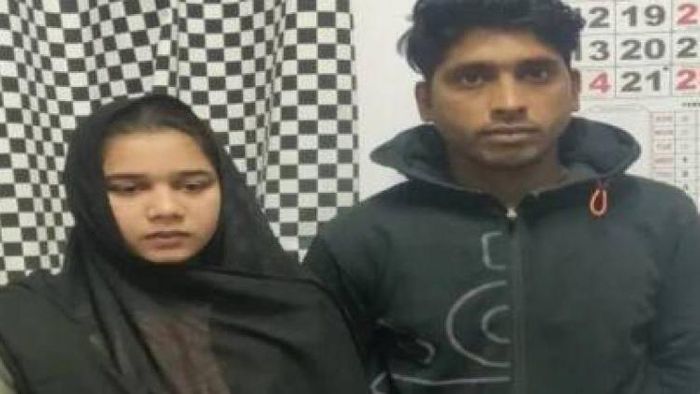 Pakistani girl (L) and the boy from Bengaluru (R)