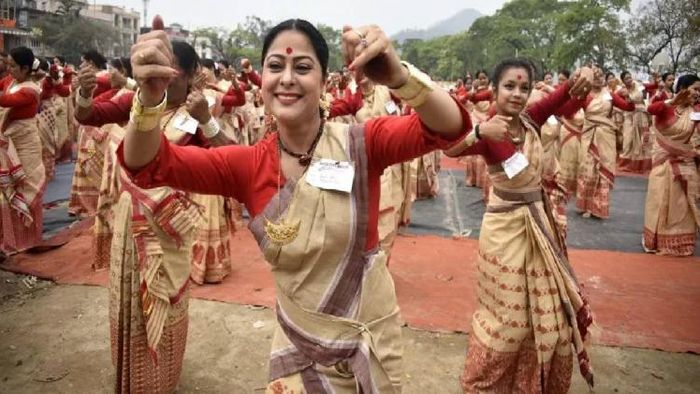 Bihu Nasoni (Bihu Dancers)