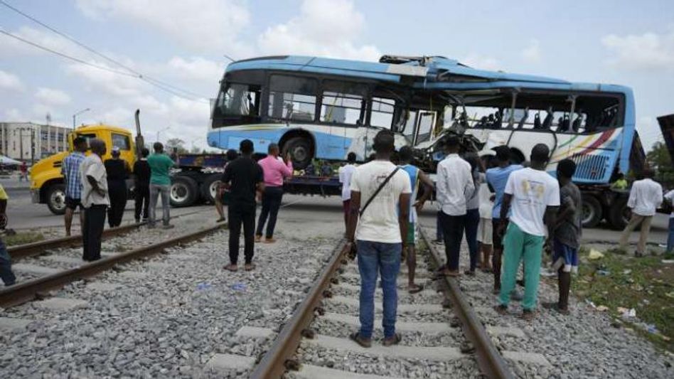 Nigeria: Six killed, dozens injured in a collision between a train and bus Nigeria: Six killed, dozens injured in a collision between a train and bus