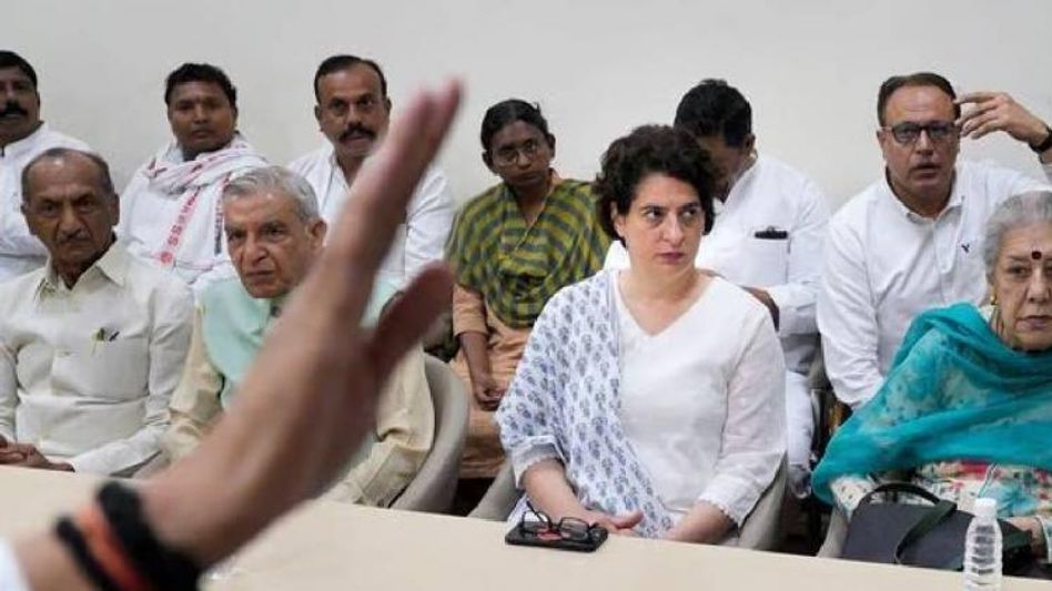 Congress leaders consider mass resignations after Rahul Gandhi's disqualification Congress leaders consider mass resignations after Rahul Gandhi's disqualification