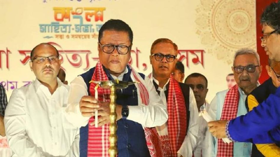 How a hybrid gamosa is adding to the ethnic chasm between Assamese and Bengali in Assam How a hybrid gamosa is adding to the ethnic chasm between Assamese and Bengali in Assam