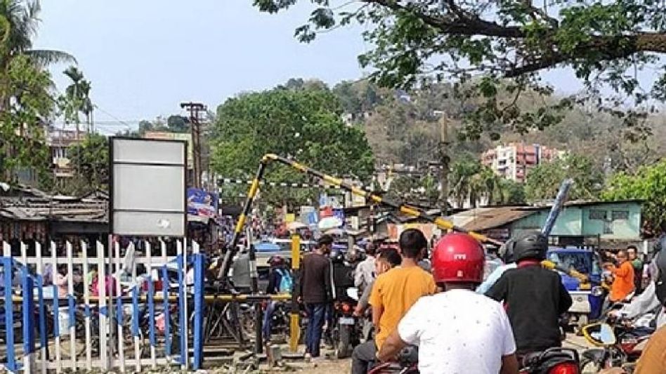 Assam: Railway gate collapse causes heavy traffic at Kamakhya Railway Station in Guwahati Assam: Railway gate collapse causes heavy traffic at Kamakhya Railway Station in Guwahati