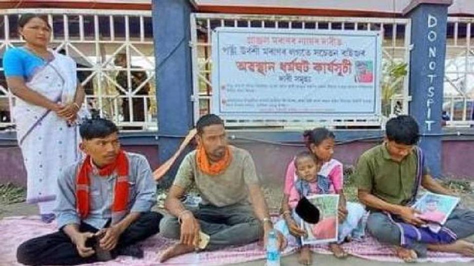 Assam: "I want my husband's dead body and not money," says wife of missing coal mine worker Assam: "I want my husband's dead body and not money," says wife of missing coal mine worker