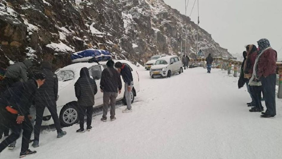 Sikkim: Heavy snowfall leaves more than a hundred tourist vehicles stranded in Tsomgo lake Sikkim: Heavy snowfall leaves more than a hundred tourist vehicles stranded in Tsomgo lake