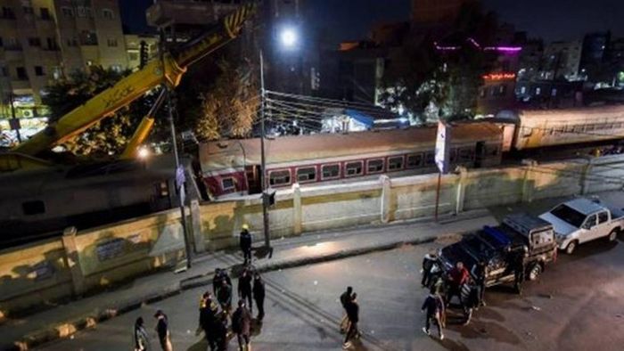 Train derails in Cairo