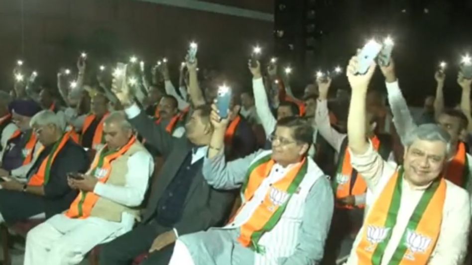 PM Modi's speech on NE election: Why PM Modi ask his supporters at BJP Headquarters to switch on mobile flashlight PM Modi's speech on NE election: Why PM Modi ask his supporters at BJP Headquarters to switch on mobile flashlight