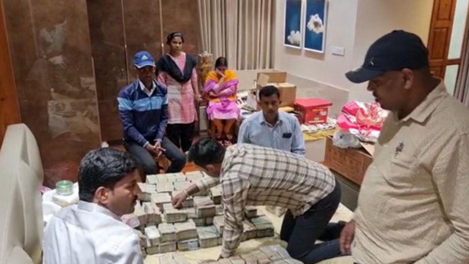 Karnataka BJP MLA's son caught while accepting bribe of Rs 40 lakh Karnataka BJP MLA's son caught while accepting bribe of Rs 40 lakh