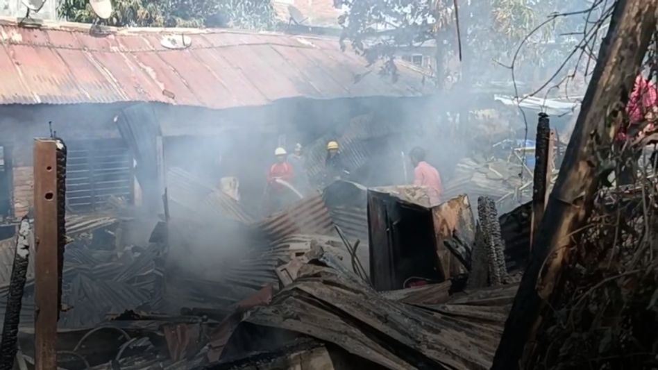Five houses of Arunachal police reserve battalion burnt down into ashes in Itanagar Five houses of Arunachal police reserve battalion burnt down into ashes in Itanagar