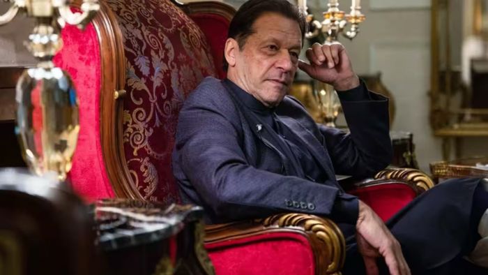 Pakistan Police arrive at Imran Khan's Lahore residence to arrest him