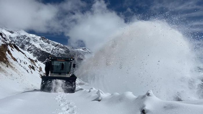 Trishakti Sappers and BRO launches massive joint snow clearing operation