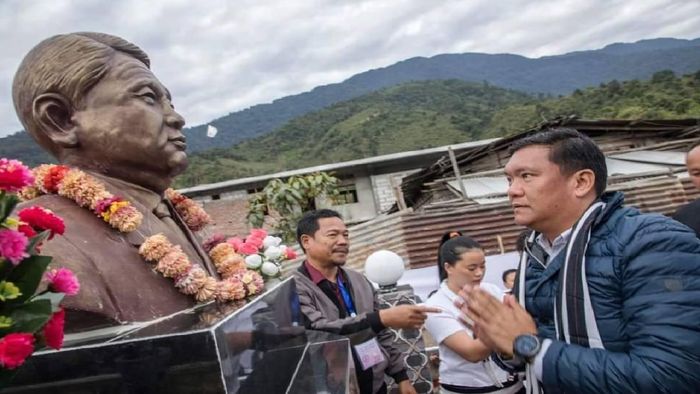 Arunachal CM Pema Khandu paying tributes to Dorjee Khandu