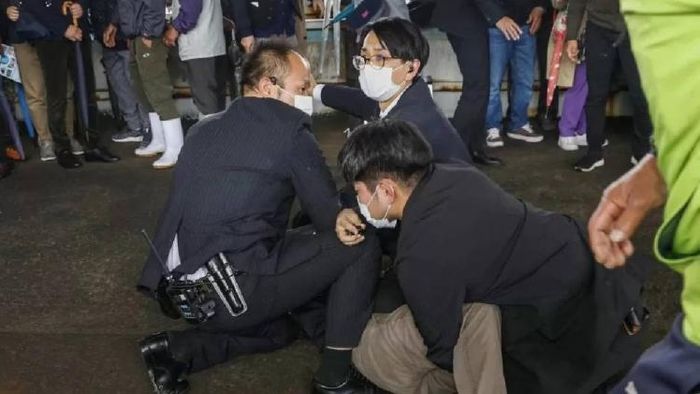 Suspect grounded by cops who allegedly threw a smoke bomb during PM Kishida's speech in Japan