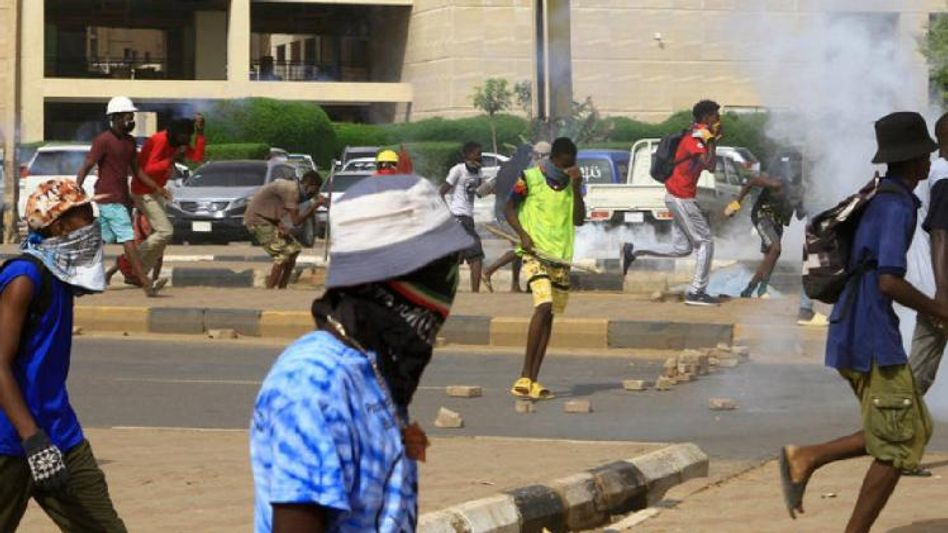 Sudan Civil War: Chaos in Sudan as clashes continue despite ceasefire, several Indians stranded Sudan Civil War: Chaos in Sudan as clashes continue despite ceasefire, several Indians stranded