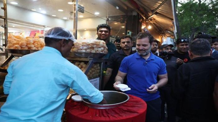 Rahul Gandhi enjoying Golgappas at Bengali market
