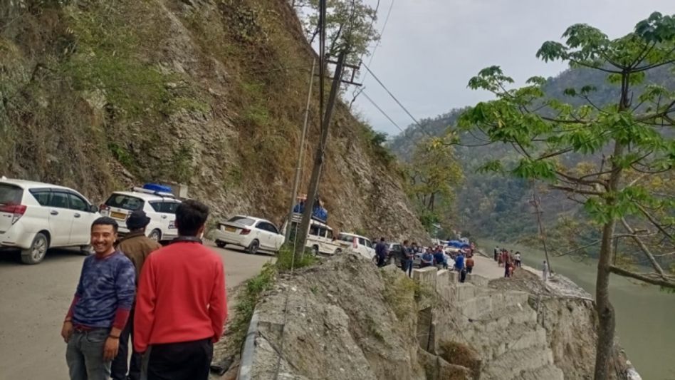 Sikkim: Army truck falls into Teesta river, driver missing Sikkim: Army truck falls into Teesta river, driver missing