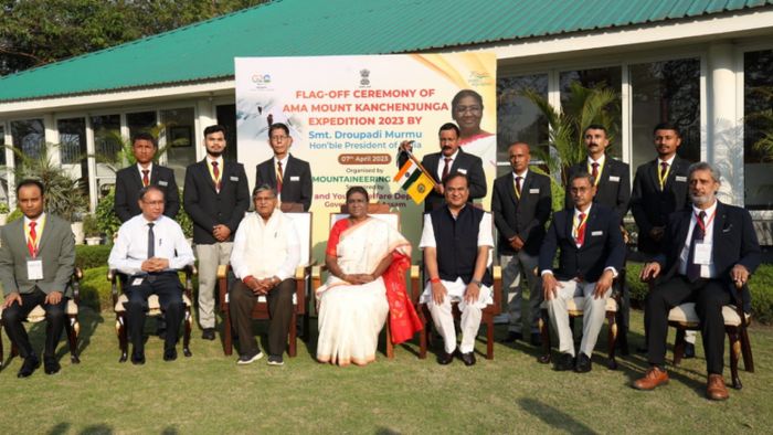 President Murmu flags off Kanchenjunga expedition of Assam mountaineering body