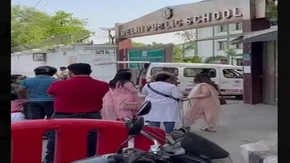 Delhi school receives bomb threat via email, chaos in school premises Delhi school receives bomb threat via email, chaos in school premises