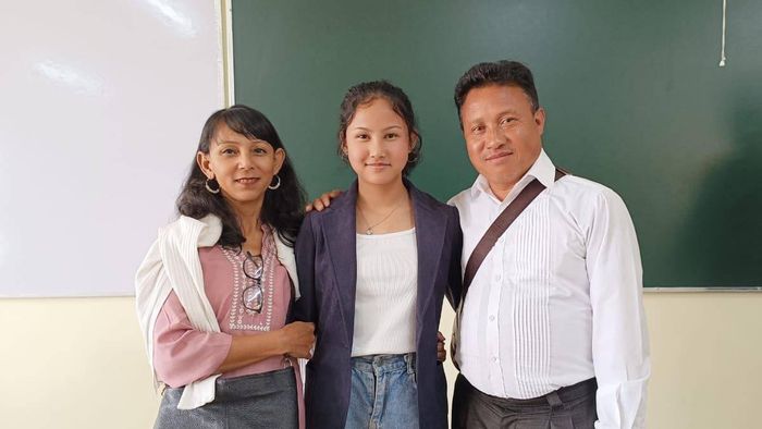 Avelyne Francisca Khriam with her parents