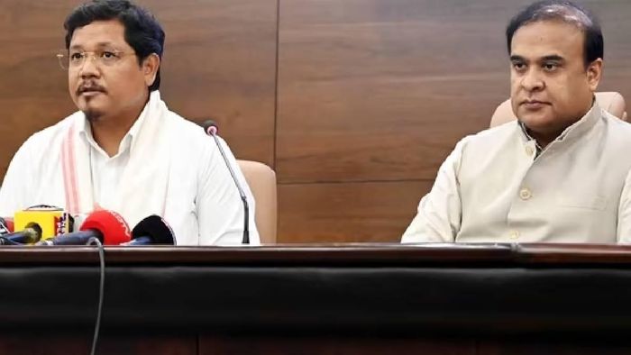 Meghalaya Chief Minister Conrad K Sangma (L), Assam Chief Minister Himanta Biswa Sarma (R)