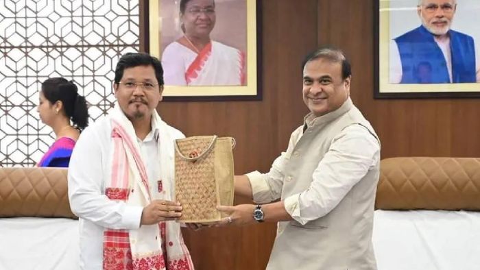 Meghalaya CM Conrad Sangma (L), Assam Chief Minister Himanta Biswa Sarma (R)