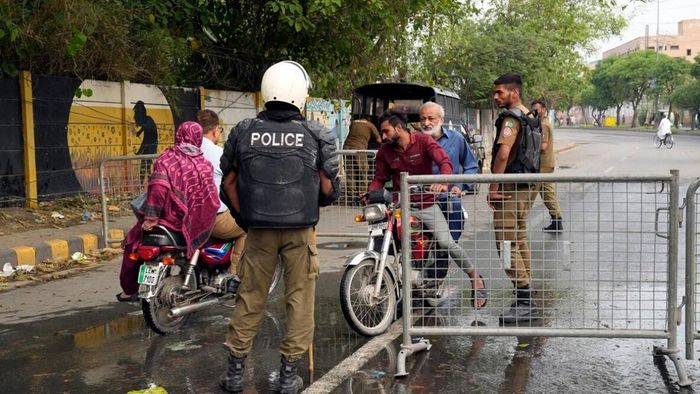 Pakistan police surround Imran Khan's Lahore home