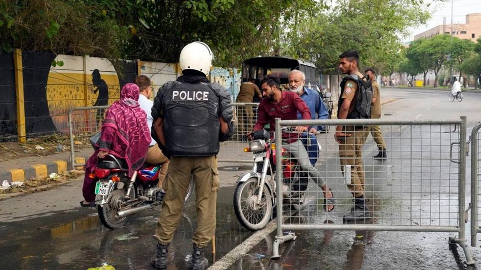 Pakistan: Police surround Imran Khan's residence as ultimatum nears expiry Pakistan: Police surround Imran Khan's residence as ultimatum nears expiry