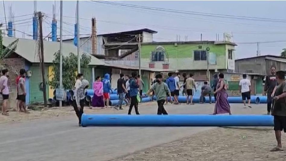 Manipur: Protestors storm FCI godown in Sangaiprou leading to scuffle,one injured Manipur: Protestors storm FCI godown in Sangaiprou leading to scuffle,one injured