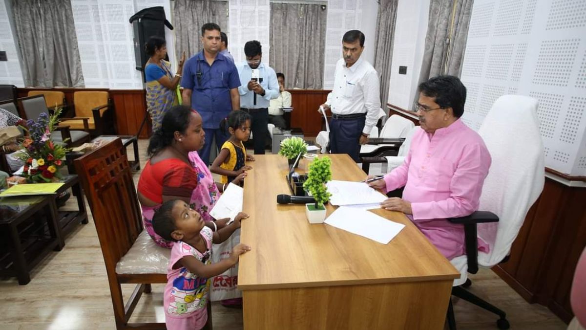 Tripura CM Manik Saha provides support to four families