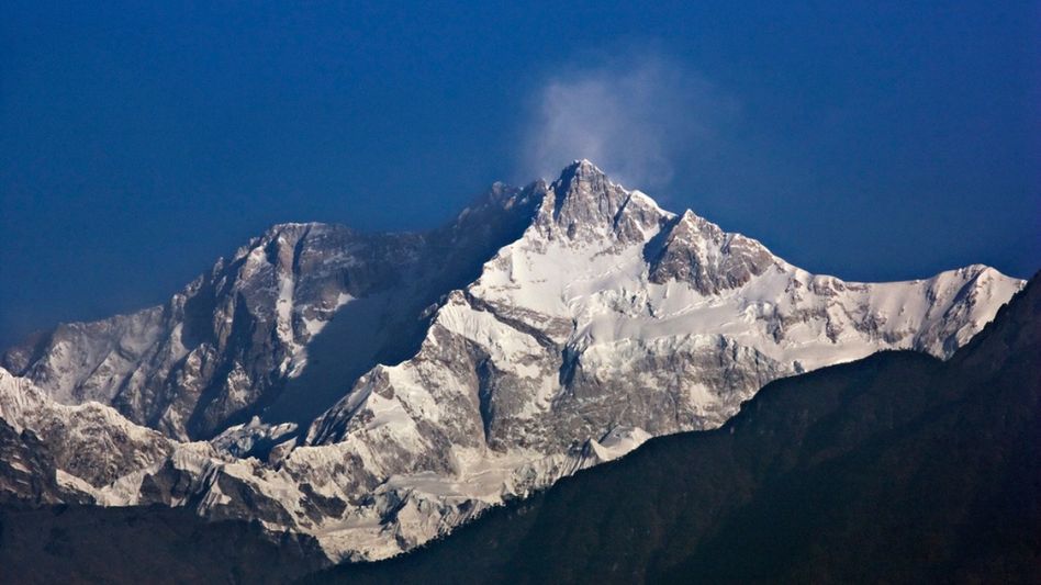 Assamese mountaineers unfurl 'Gamosa' at Mt Kanchenjunga Assamese mountaineers unfurl 'Gamosa' at Mt Kanchenjunga