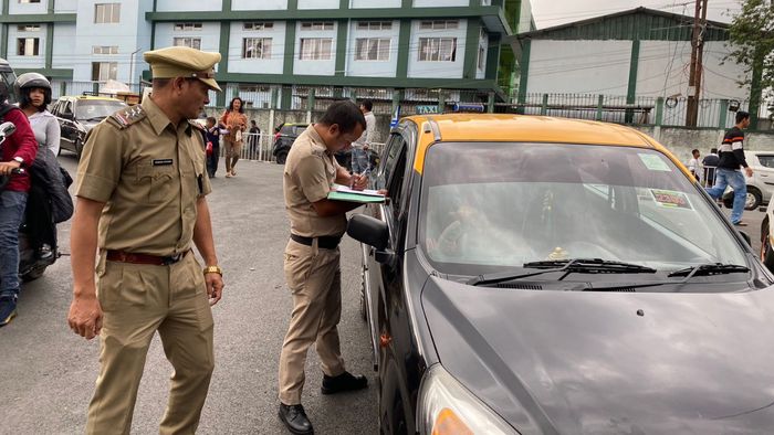 Meghalaya police conducts surprise inspection of trade licenses of non-tribal taxi drivers