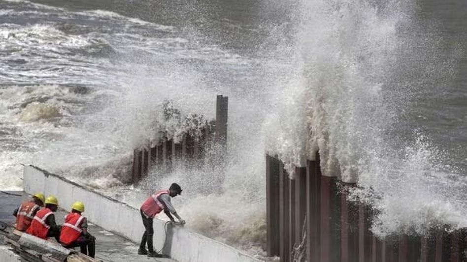Cyclone Biparjoy weakens into a ‘deep depression’, evacuation underway as strong winds continue to hit coast Cyclone Biparjoy weakens into a ‘deep depression’, evacuation underway as strong winds continue to hit coast