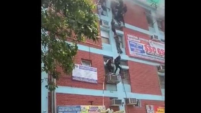 Delhi: Coaching Centre in Mukherjee Nagar catches fire; students climb down building using wires