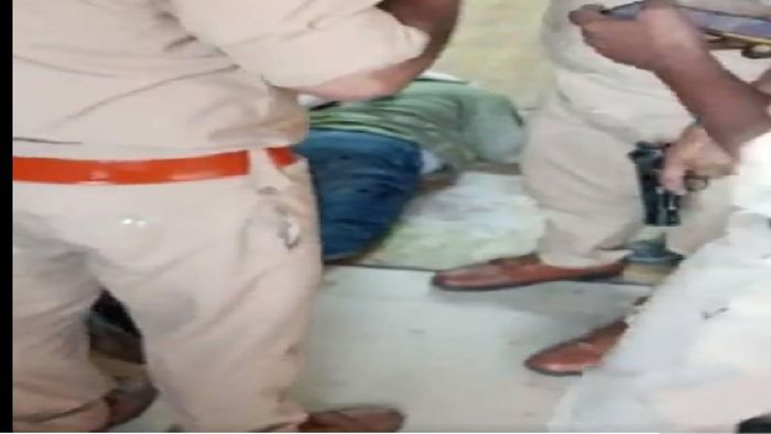 Gangster killed in firing in Lucknow court