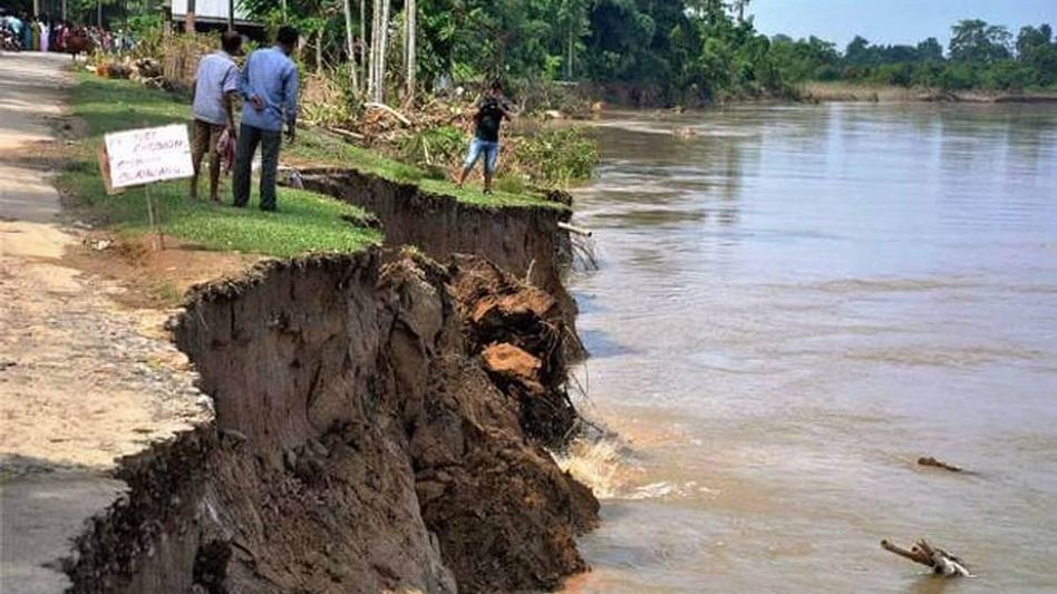 Assam: Fresh erosion triggered by Brahmaputra posses threat in Dibrugarh Assam: Fresh erosion triggered by Brahmaputra posses threat in Dibrugarh