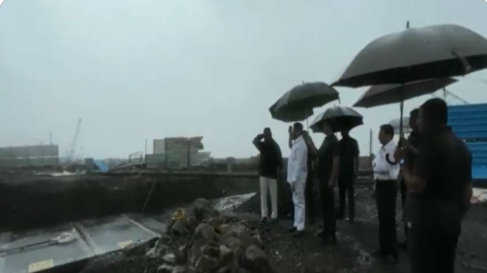 Maharashtra CM inspects Mumbai’s coastal road after rain causes waterlogging in several areas Maharashtra CM inspects Mumbai’s coastal road after rain causes waterlogging in several areas
