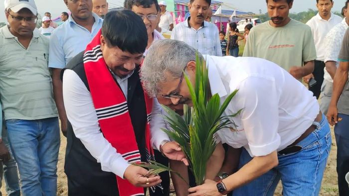 Minister of Agriculture and Horticulture, Assam, Atul Bora in red shawl and Mr. Sanjay Goenka, Managing Director and CEO, 3F Oil Palm with a shovel in hand