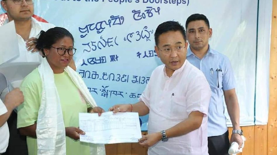 Sikkim: Land parchas distributed to 7 Sukumbasi beneficiaries in Rinchenpong constituency Sikkim: Land parchas distributed to 7 Sukumbasi beneficiaries in Rinchenpong constituency