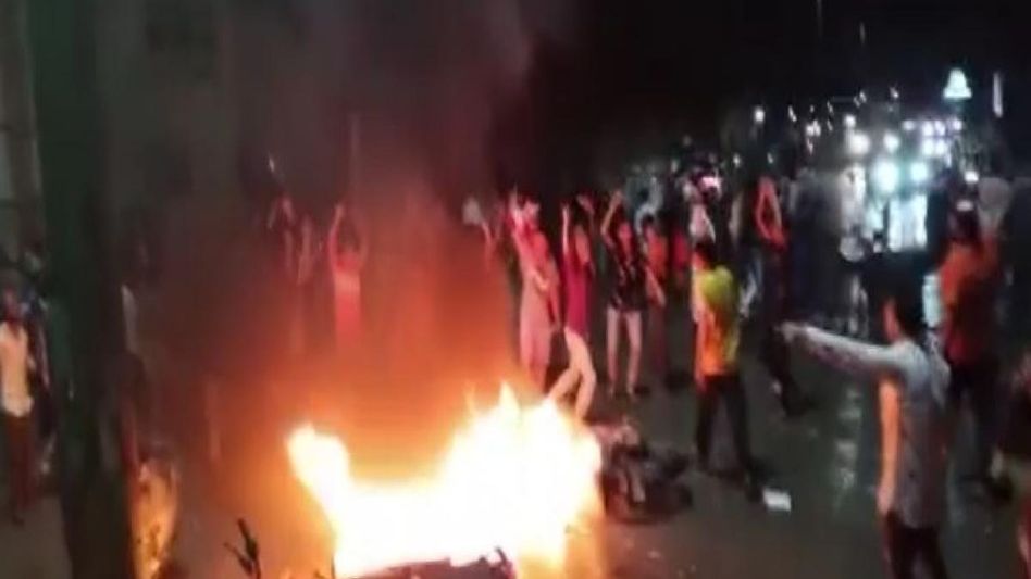 Stones pelted at cops in clashes over ‘illegal’ dargah in Gujarat; 1 dead, 174 detained Stones pelted at cops in clashes over ‘illegal’ dargah in Gujarat; 1 dead, 174 detained