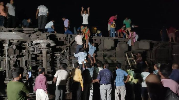 Coromandel Express derails in Odisha's Balasore district; 30 dead, dozens injured